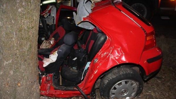 Mladý řidič na Olomoucku předjížděl a dostal smyk. Po nárazu do stromu zemřel